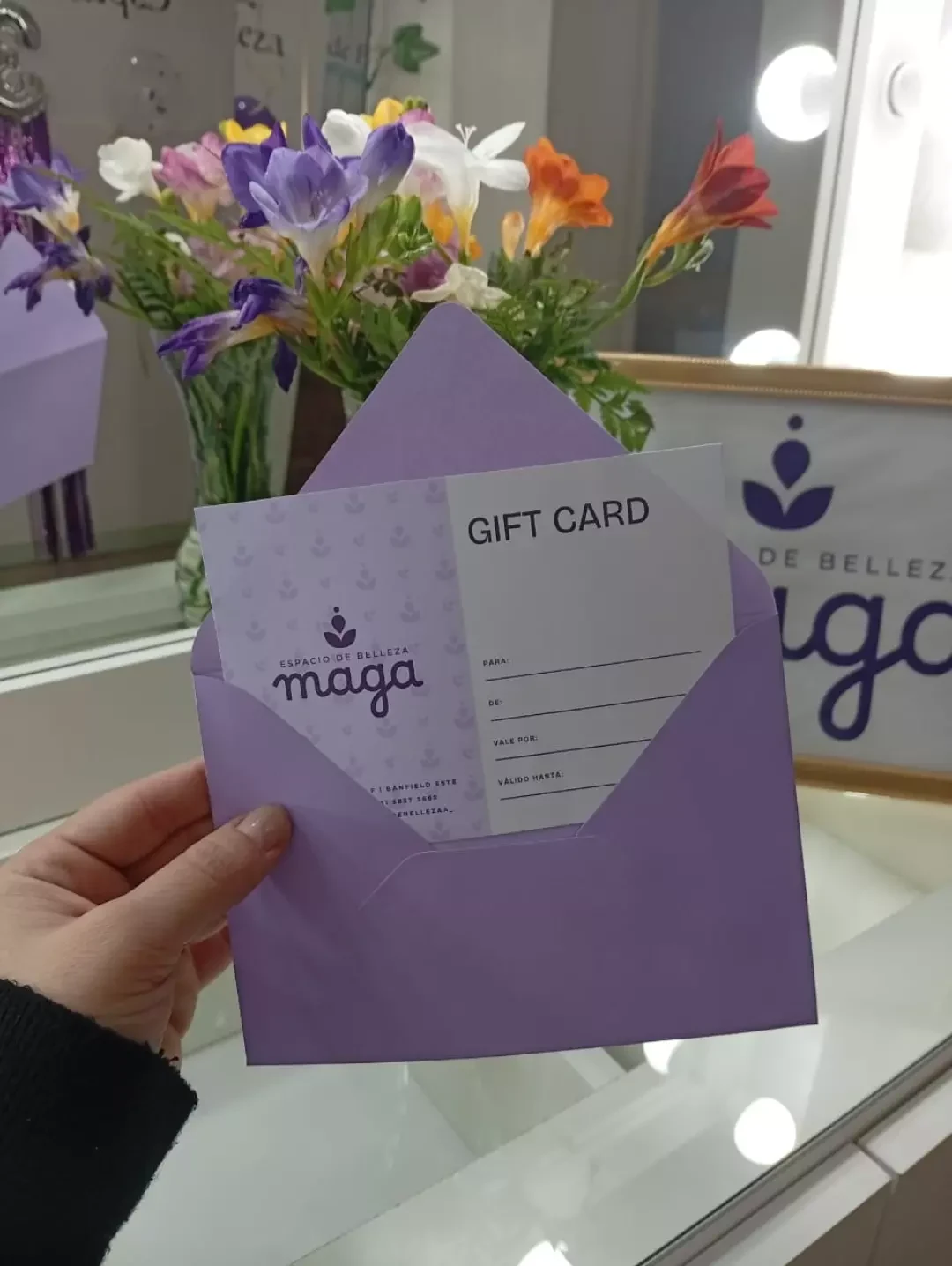 Gift card de Espacio de Belleza Maga en una mano